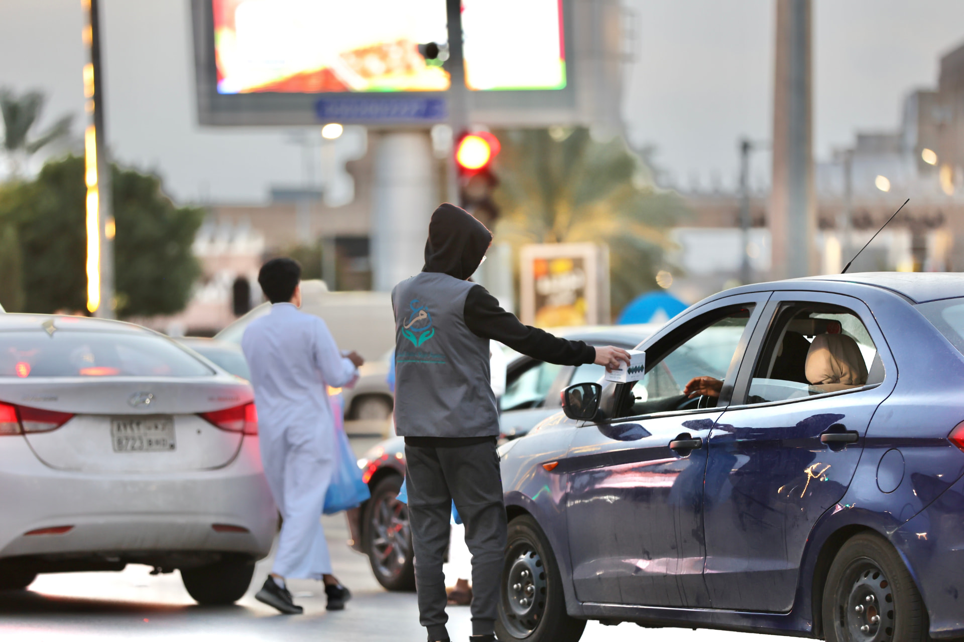 كفالة إطعام — وجبة محفوظة تصل لأسرة مستحقة في عنيزة.